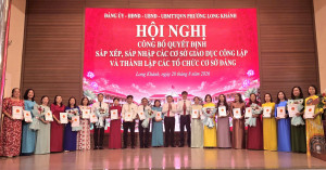 Hội nghị công bố quyết định sắp xếp, sáp nhập các cơ sở giáo dục công lập và thành lập các tổ chức cơ sở Đảng trực thuộc.