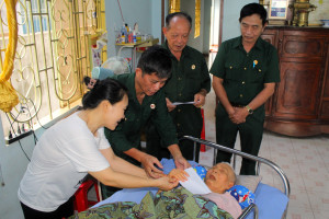 Hội Cựu chiến binh phường Long Khánh thăm,  tặng quà hội...