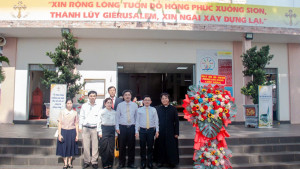 Lãnh đạo phường Long Khánh chúc mừng lễ đặt viên đá đầu tiên...