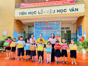 Trao quà cho các em học sinh dân tộc thiểu số có hoàn cảnh khó khăn