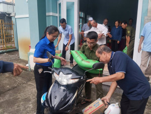 Khu phố Xuân Trung trao 280 phần quà cho người dân khó khăn
