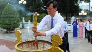 Phường Long Khánh đã trang trọng tổ chức Lễ viếng Nghĩa trang Liệt sĩ và Di tích lịch sử Căn cứ Thị ủy Long Khánh.