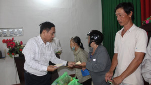 Ủy ban MTTQ Việt Nam phường Long Khánh tổ chức trao tặng quà cho các hộ gia đình có hoàn cảnh khó khăn