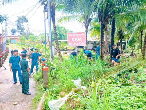 Phường Long Khánh kịp thời hỗ trợ người dân, khơi thông dòng chảy tại các tuyến suối, cầu dân sinh