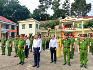 Lễ chào cờ đầu tuần - khen thưởng tập thể, cá nhân xuất sắc và phát động quyên góp ủng hộ đồng bào bị ảnh hưởng bão lũ