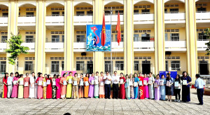 Chủ tịch Ủy ban nhân dân xã Long Thành dự lễ Chào cờ, trao giải cho học sinh đạt giải Olympic Toán quốc tế FMO và tặng quà cho giáo viên nữ nhân ngày 20 tháng 10