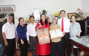 ĐOÀN LÃNH ĐẠO XÃ LONG THÀNH ĐI THĂM, TẶNG QUÀ MỪNG THỌ NGƯỜI...