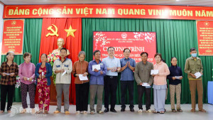Trao tặng 300 phần quà Tết cho các xã Đak Lua, Thanh Sơn và...