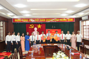 Ủy ban nhân dân phường đã tổ chức Lễ công bố Quyết định về công tác cán bộ Phòng Kinh tế, Hạ tầng và đô thị và Trung tâm Dịch vụ tổng hợp phường Long Thành.