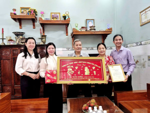 Thăm, tặng quà và chúc thọ các cụ tròn 100 tuổi trên địa bàn phường Long Thành