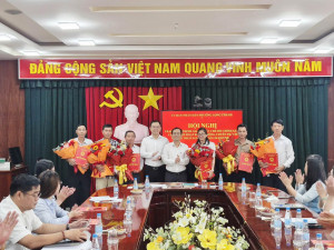 Trao Quyết Định nghỉ việc cho Cán bộ không chuyên trách phường Long Thành