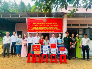 Bàn giao sữa chữa nhà ở cho gia đình người có công với cách mạng