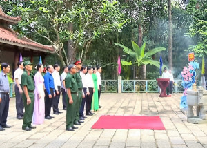 Lãnh đạo phường Long Thành dâng hương tại Khu di tích lịch...