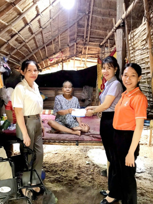 THĂM, TẶNG QUÀ CHO PHỤ NỮ NGHÈO, HOÀN CẢNH KHÓ KHĂN TRÊN ĐỊA BÀN