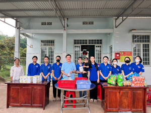 TẶNG 200 SUẤT QUÀ CHO THIẾU NHI