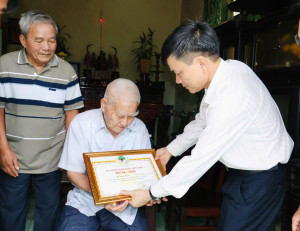 LÃNH ĐẠO XÃ MINH ĐỨC THĂM, TẶNG QUÀ NGƯỜI CAO TUỔI TẠI NHÀ