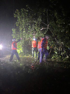 🌧️ LỰC LƯỢNG BAN CHỈ HUY QUÂN SỰ XÃ MINH ĐỨC THAM GIA KHẮC PHỤC HẬU QUẢ SAU MƯA BÃO