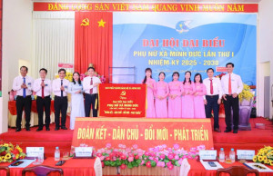 Bí tư Đảng ủy Trần Văn Phương tặng hoa và Bức trướng chúc mừng Đại hội
