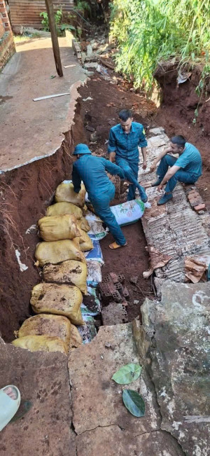 UBND XÃ MINH ĐỨC CHỈ ĐẠO LỰC LƯỢNG DÂN QUÂN THƯỜNG TRỰC PHỐI HỢP CÁC ẤP, SÓC KHẮC PHỤC HẬU QUẢ SAU MƯA LŨ