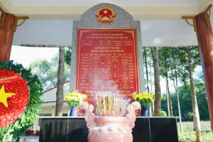 XÃ MINH ĐỨC TỔ CHỨC VIẾNG NHÀ BIA TƯỞNG NIỆM LIỆT SĨ NHÂN DỊP KỶ NIỆM 81 NĂM NGÀY THÀNH LẬP QUÂN ĐỘI NHÂN DÂN VIỆT NAM