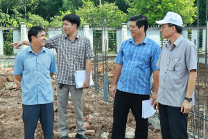 BÍ THƯ ĐẢNG ỦY XÃ MINH ĐỨC KIỂM TRA TIẾN ĐỘ CÁC CÔNG TRÌNH ĐẦU TƯ CÔNG TRÊN ĐỊA BÀN XÃ.