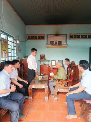 CÁC ĐỒNG CHÍ LÃNH ĐẠO XÃ MINH ĐỨC TỔ CHỨC THĂM, TẶNG QUÀ NGƯỜI CÓ CÔNG NHÂN DỊP TẾT NGUYÊN ĐÁN BÍNH NGỌ 2026