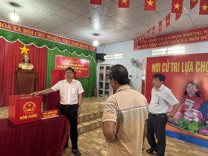 SẴN SÀNG CHO NGÀY HỘI TOÀN DÂN: BAN BẦU CỬ SỐ 06 XÃ MINH ĐỨC KIỂM TRA CÔNG TÁC CHUẨN BỊ BẦU CỬ