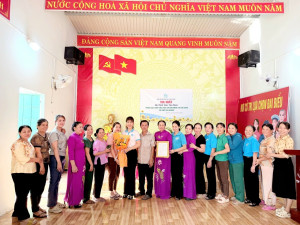 HỘI LHPN XÃ MINH ĐỨC RA MẮT MÔ HÌNH “DÂN VẬN KHÉO” - PHÂN LOẠI CHẤT THẢI RẮN TẠI NGUỒN