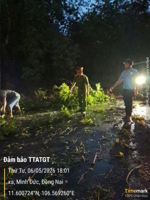 CÔNG AN XÃ MINH ĐỨC KHẨN TRƯƠNG KHẮC PHỤC HẬU QUẢ THIÊN TAI, GIỮ VỮNG AN TOÀN CHO NHÂN DÂN
