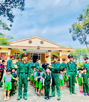 Trường Mần Non An Phú Tổ chức hoạt động trải nghiệm “Một ngày làm chiến sĩ” cho các bé mẫu giáo 5 tuổi