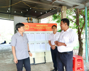 LÃNH ĐẠO XÃ MINH ĐỨC TRỰC TIẾP KIỂM TRA CÔNG TÁC CHUẨN BỊ BẦU CỬ TẠI CÁC ĐIỂM BỎ PHIẾU.
