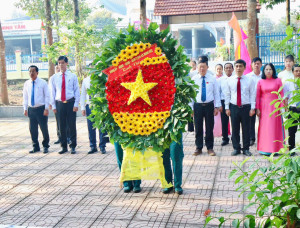 ĐẠI BIỂU HĐND XÃ MINH ĐỨC KHÓA XIII DÂNG HƯƠNG TƯỞNG NIỆM CÁC ANH HÙNG LIỆT SỸ TRƯỚC KỲ HỌP THỨ NHẤT.