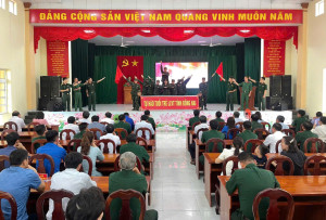 ẤM ÁP NGHĨA TÌNH HẬU PHƯƠNG XÃ MINH ĐỨC THĂM, ĐỘNG VIÊN CHIẾN SĨ MỚI TẠI ĐƠN VỊ HUẤN LUYỆN
