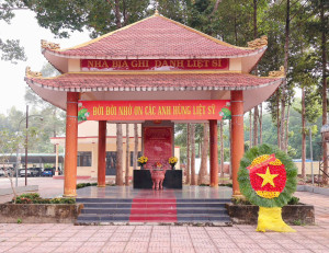 XÃ MINH ĐỨC DÂNG HƯƠNG, VIẾNG NHÀ BIA LIỆT SĨ NHÂN KỶ NIỆM 51 NĂM NGÀY GIẢI PHÓNG MIỀN NAM, THỐNG NHẤT ĐẤT NƯỚC