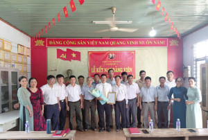 CHI BỘ ẤP 1 TỔ CHỨC LỄ KẾT NẠP ĐẢNG VIÊN MỚI