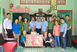 ĐOÀN CÔNG TÁC THÀNH PHỐ ĐỒNG NAI THĂM, CHÚC THỌ NGƯỜI CAO TUỔI TẠI XÃ MINH ĐỨC LAN TỎA TRUYỀN THỐNG “KÍNH LÃO TRỌNG THỌ”.