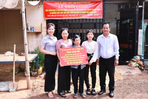 XÃ MINH ĐỨC KHỞI CÔNG VÀ TRAO KINH PHÍ HỖ TRỢ SỬA CHỮA NHÀ Ở CHO CON ĐẺ NGƯỜI HOẠT ĐỘNG KHÁNG CHIẾN BỊ NHIỄM CHẤT ĐỘC HÓA HỌC
