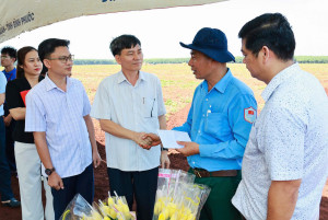 ĐỒNG CHÍ TRẦN VĂN PHƯƠNG BÍ THƯ ĐẢNG ỦY XÃ THĂM, ĐỘNG VIÊN ĐỘI K72 THỰC HIỆN NHIỆM VỤ TÌM KIẾM, QUY TẬP HÀI CỐT LIỆT SĨ TẠI XÃ MINH ĐỨC.