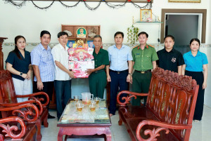 XÃ MINH ĐỨC THĂM HỎI, ĐỘNG VIÊN GIA ĐÌNH CHÍNH SÁCH, NGƯỜI CÓ CÔNG VỚI CÁCH MẠNG.
