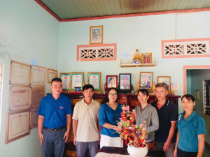 TRƯỜNG TH&THCS AN PHÚ PHỐI HỢP BAN QUẢN LÝ ẤP THĂM, TẶNG QUÀ CÁC GIA ĐÌNH LIỆT SĨ – LAN TỎA ĐẠO LÝ "UỐNG NƯỚC NHỚ NGUỒN"
