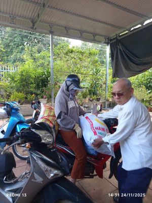 ẤP 1A CHUNG TAY VÌ ĐỒNG BÀO VÙNG LŨ