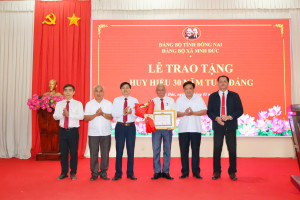 ĐẢNG ỦY XÃ MINH ĐỨC TRAO HUY HIỆU 30 NĂM TUỔI ĐẢNG