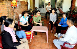 Công an xã Minh Đức phối hợp các đoàn thể hỗ trợ người tái hòa nhập cộng đồng vay vốn Ngân hàng Chính sách xã hội