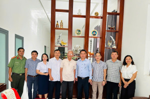 Lãnh đạo phường Minh Hưng thăm, tặng quà gia đình chính sách, thương binh, người có công với cách mạng.