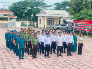 Lãnh đạo Đảng ủy - HĐND - UBND - UBMTTQVN phường Minh Hưng dâng hương tưởng niệm các anh hùng liệt sĩ nhân kỷ niệm 78 năm ngày Thương binh liệt sĩ.