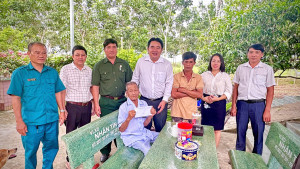 Đồng chí Đặng Hiếu Thảo - Phó Bí thư thường trực Đảng ủy phường tặng quà thương binh Võ Văn Long