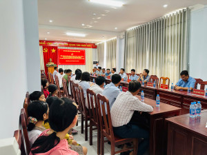 Phường Minh Hưng: Bàn giao cơ sở vật chất, trang thiết bị dạy học và học bổng cho học sinh trên địa bàn.