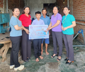 HỘI LHPN PHƯỜNG MINH HƯNG THỰC HIỆN CHƯƠNG TRÌNH “MẸ ĐỠ ĐẦU” – TRAO YÊU THƯƠNG ĐẾN TRẺ EM MỒ CÔI, CÓ HOÀN CẢNH KHÓ KHĂN