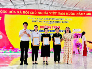 Trường TH&THCS Minh Long trao học bổng “Tiếp bước em đến trường”.