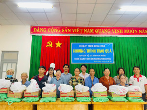 Công ty TNHH Infac Vina trao 50 phần quà đến các hộ gia đình khó khăn trên địa bàn phường Minh Hưng.